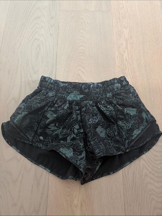 lululemon athletica Pants - Lululemon low rise Hotty Hot 2.5 Shorts